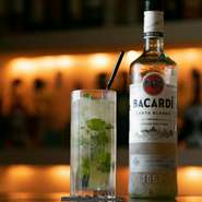 リキュールは使わず、全て手づくりしているこだわりの一杯。自家製ミントラムをベースに、オリジナルのミントシロップが味の決め手になっています。爽やかなミントの香りがクセになりそうです。