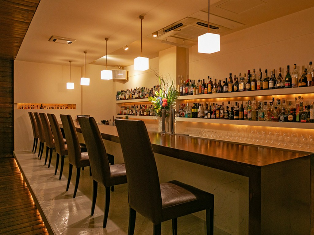 一人で訪れて、バーテンダーと語り合うのも乙なもの