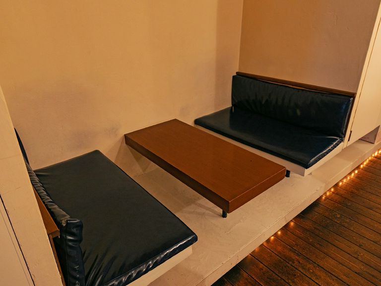 広々としたソファー席に腰掛け、まったりリラックス