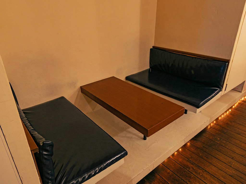 広々としたソファー席に腰掛け、まったりリラックス