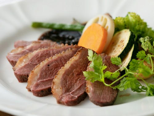 鴨肉を使ったこだわりの一皿。ワインと合わせて召し上がれ