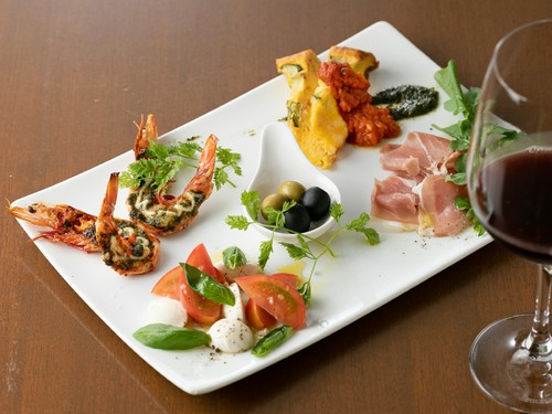 野菜、お肉、魚介をバランスよく楽しめるお得なセット