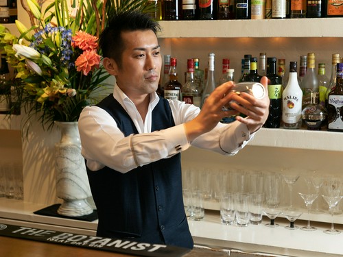 お酒のプロフェッショナルがつくる一杯を心ゆくまで堪能する