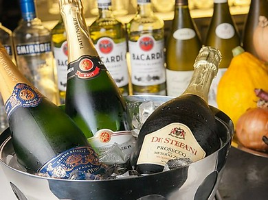 ソムリエ厳選のワイン各種をご用意しております