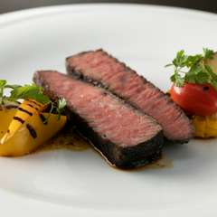 厳選仕入れの肉の旨みが最大限に味わえる『国産黒毛和牛もも肉のグリル』