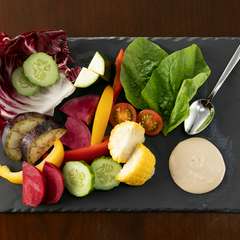 季節ごとに変化する、旬の素材が堪能できる『しろくまファーム野菜のバーニャカウダ』