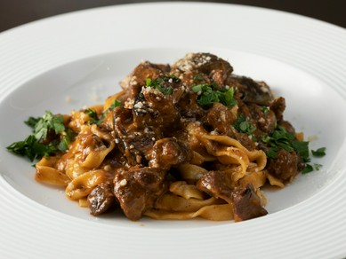 タッリアテッレに濃厚ソースがしっかりとからむ『宮崎県産まるみ豚と賀茂茄子のラグーソース』