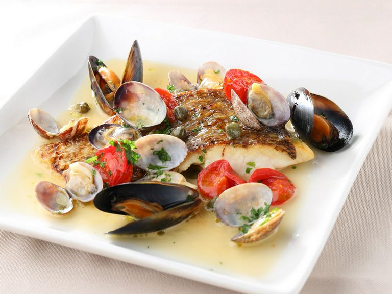 旬の食材によりおいしさはさまざま、自家製セミドライトマトが旨みを引き立てる『本日のアクアパッツァ』