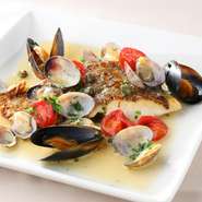 真鯛やアサリ、ムール貝など、仕入れや季節によりさまざまな魚介が使われています。新鮮な旬の食材はふっくらプリプリの食感。魚介の旨みが溢れるスープは、最後の一滴まで飲み干したくなるおいしさです。