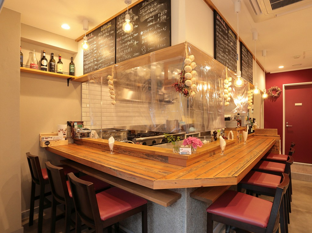 オーナーシェフとの会話も弾む、7席用意されたカウンター席