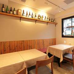 窓枠や飾り棚のボトルなど、細部にまでこだわりを感じる店内
