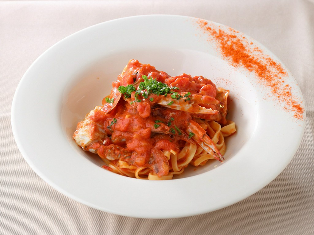 『自家製手打ちタリオリーニ　渡り蟹のトマトクリームソース』