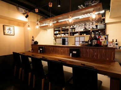 サク飲みにもピッタリ。店主との会話も楽しめるカウンター