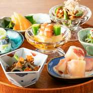 毎朝市場で仕入れた季節の食材を中心に、手間を掛けた割烹仕事でお酒に合う一品料理に仕立てています。『かんらく豆腐』『季節の白和え』『無花果の生ハム巻胡麻クリーム』など色鮮やかで季節が感じられる酒菜です。