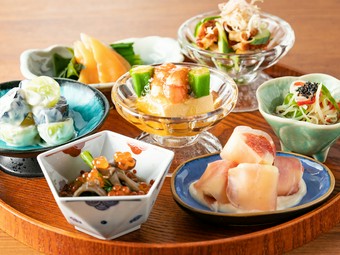季節の野菜や魚介類、肉を小鉢に仕立てた『酒菜』常時5種類が堪能できる