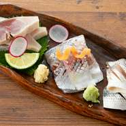 市場に並んだ魚介類を抜群の目利きで吟味し仕入れ、旬の物だけを盛合せた『お造り盛合せ』。（写真は光り物盛合せ）魚の種類や脂ののり具合、季節によって塩加減や酢で〆る時間を変えるなど、熟練の技が光る。