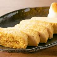 出汁の旨みが堪能できる大人気メニュー『出汁巻玉子』。卵にこだわりの合わせ出汁を限界まで入れ、味付けはシンプルに。卵に出汁を閉じ込めるように焼いているので、ふわっと柔らかくプルプルな食感が楽しめます。