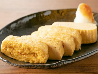 限界まで入れた合わせ出汁がふわっとプルプル食感を生み出す、大人気メニュー『出汁巻玉子』