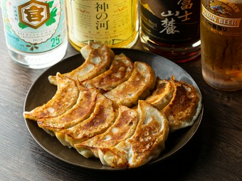 お店自慢の看板メニュー、手づくり『焼き餃子』