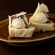 イタリアでの修業時代、その味に感動したという一品が『パルミジャーノのジェラート仕立て』。アイスクリーマーでつくったパルミジャーノのジェラートを温かいパンの上にトッピング。濃厚なおいしさを楽しめます。