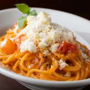 缶詰のトマトではなく、フレッシュトマトのみを使用した『IL　CAMPANELLOのスパゲティ　ポモドーロ』。シンプルな味わいが特徴、料理人がずっとつくり続けているというオススメの逸品です。