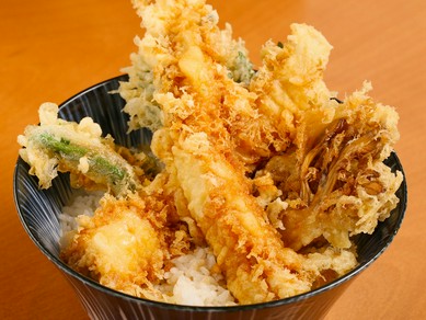 3種類から選べるサクサクでボリューミーな天ぷら！　『天丼定食』