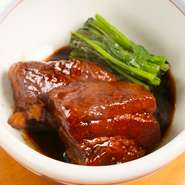 こだわりの道産豚を使用した名物料理。道産豚の上質な脂が後を引かず、さっぱりした味わいの一品。道産豚のだしを使用した秘伝のタレが肉の旨みをより引き立て、やみつきになりそうなおいしさです。