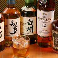 【Uraniwa】の料理に合う琥珀色の一杯。スコッチ、アイリッシュ、カナディアン、バーボン、ジャパニーズと5大ウィスキーを全て揃えており、ロック、ストレートなど好みの飲み方で。
