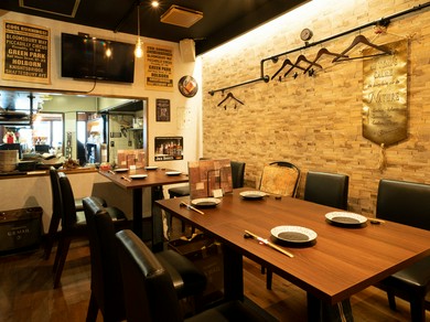 バリエーション豊富な料理を囲んで盛り上がる歓送迎会