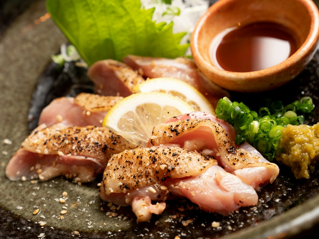 もっちり弾力のある朝引き地鶏を自家製ポン酢であっさり味わう『淡路鶏もものたたき』