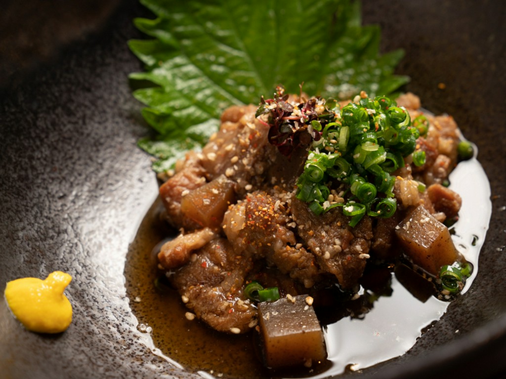 国産牛ほほ肉のスジをじっくり煮込む、ジューシーでやわらかい『国産牛ホホ肉のスジコン』