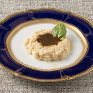 カルナローリ米を自家製のスープでアルデンテに煮込み、仕上げに生クリームを加えた『濱膳特製リゾット』。スーゴ・ディ・カルネのコクと白トリュフペーストの香りが奥行のある味わいを生み出します。