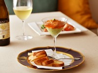 『小海老のカクテル』は蕎麦のかえしをベースにした和風ジュレが意外性を持たせた独創的な一品