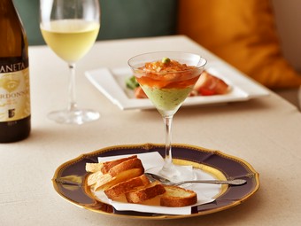 『小海老のカクテル』は蕎麦のかえしをベースにした和風ジュレが意外性を持たせた独創的な一品