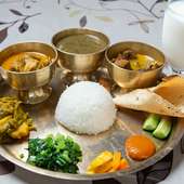 2種類のカレーとネパールの伝統料理を味わえる『セルチャンタカリスペシャルタリ』