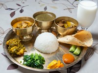 2種類のカレーとネパールの伝統料理を味わえる『セルチャンタカリスペシャルタリ』