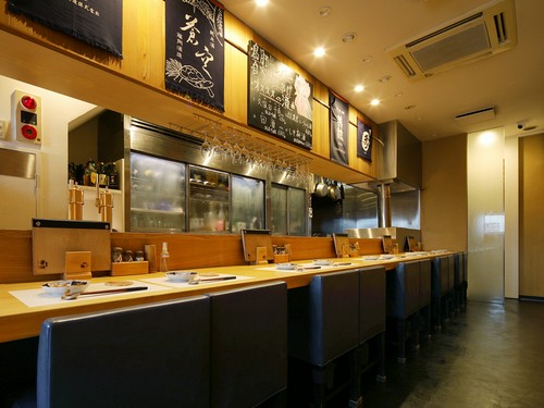 焼鳥が出来上がる様子を目の前で見られるカウンター席