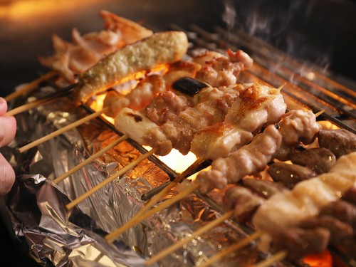 備長炭で焼き上げる自慢の焼鳥。噛めば噛むほど旨味が味れ出す