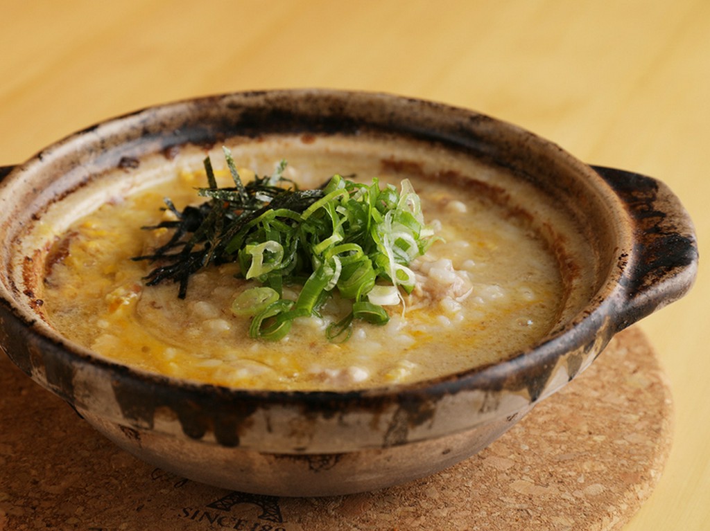 焼鳥を楽しんだ後は、優しい味わいの『鶏スープ雑炊』で〆る