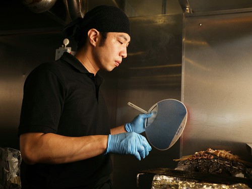 素材の状態や気温を見極め、絶妙な火加減で焼き上げる