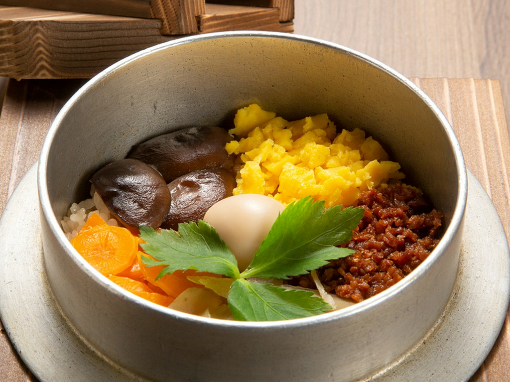 そのままでも、お茶漬けにしてもおいしい『彩り五目釜飯』