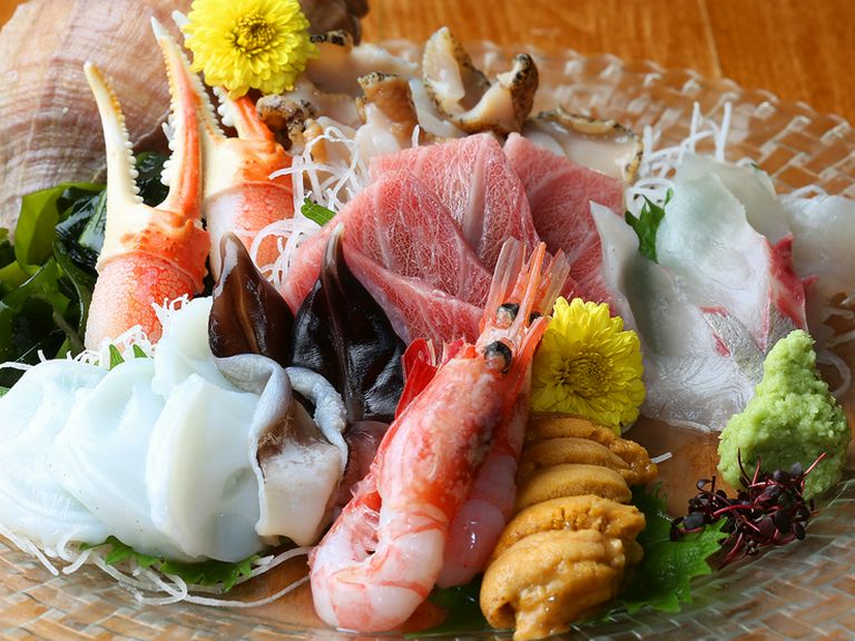 日本全国から季節に合わせて入荷する旬魚が味わえる『おまかせ刺身盛り』