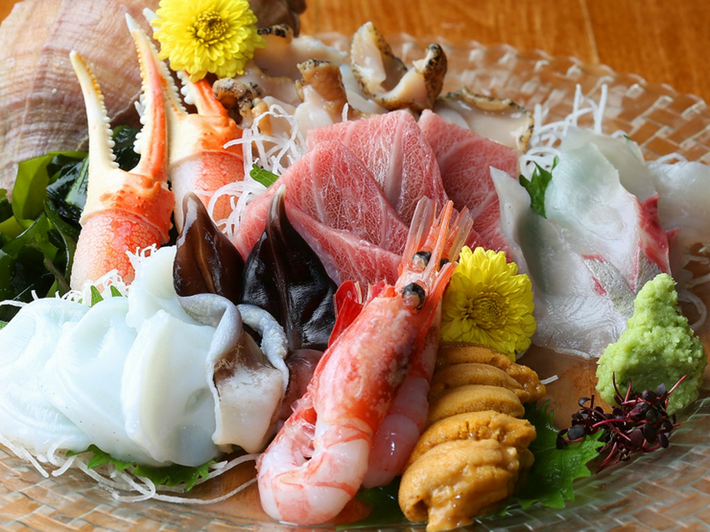 日本全国から季節に合わせて入荷する旬魚が味わえる『おまかせ刺身盛り』