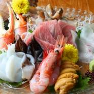 艶やかな鮮魚の彩りに思わず感嘆の声があふれる『おまかせ刺身盛り』。身がしまった新鮮な魚介は旨みも濃く、日本酒とはこの上ない相性です。日本全国から季節に合わせた旬魚が入荷します。