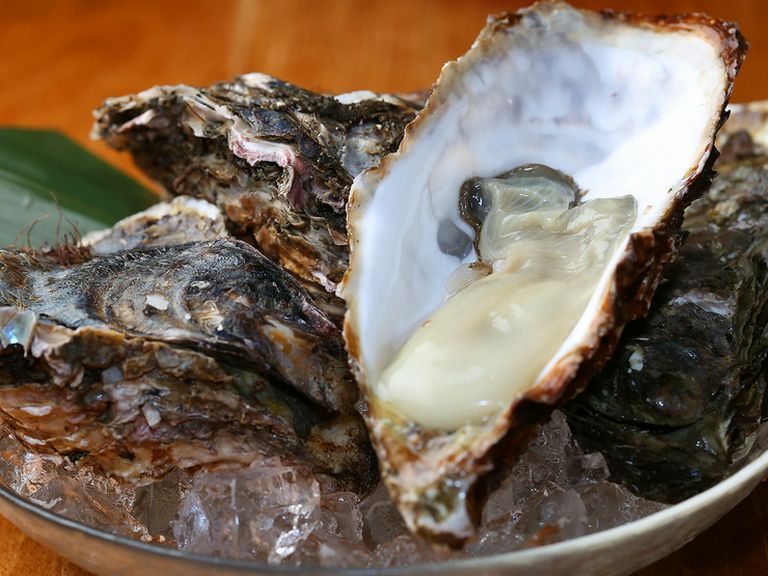 殻をあけてすぐに食すことで、旨みがまるごと味わえる『殻付き牡蠣』