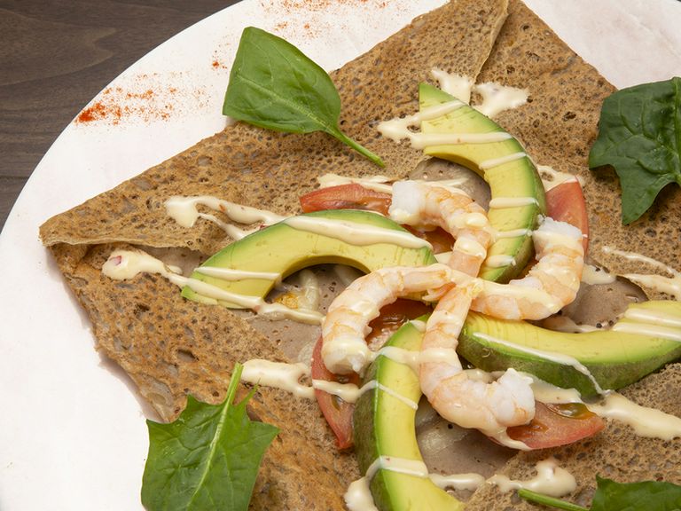 女性を中心に人気、間違いない組み合わせの『エビとアボカドのガレット』