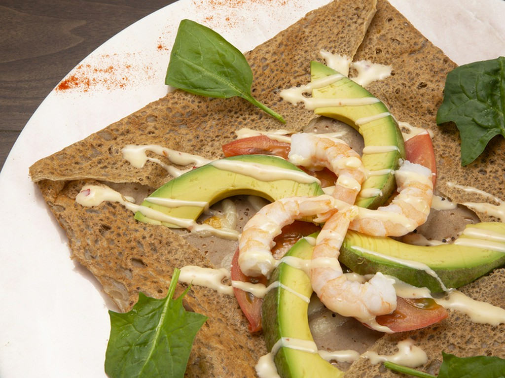 女性を中心に人気、間違いない組み合わせの『エビとアボカドのガレット』