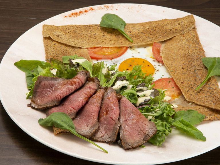 ボリューミーで食事にもなるご馳走ガレット『ローストビーフとサラダの贅沢ガレット』