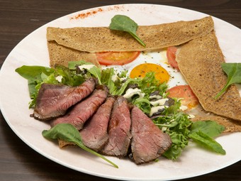 ボリューミーで食事にもなるご馳走ガレット『ローストビーフとサラダの贅沢ガレット』