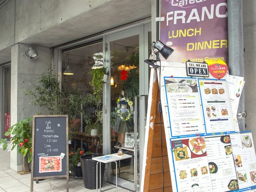 昼はカフェ、夜はバーとして。訪れる人が思い思いに過ごせる場所